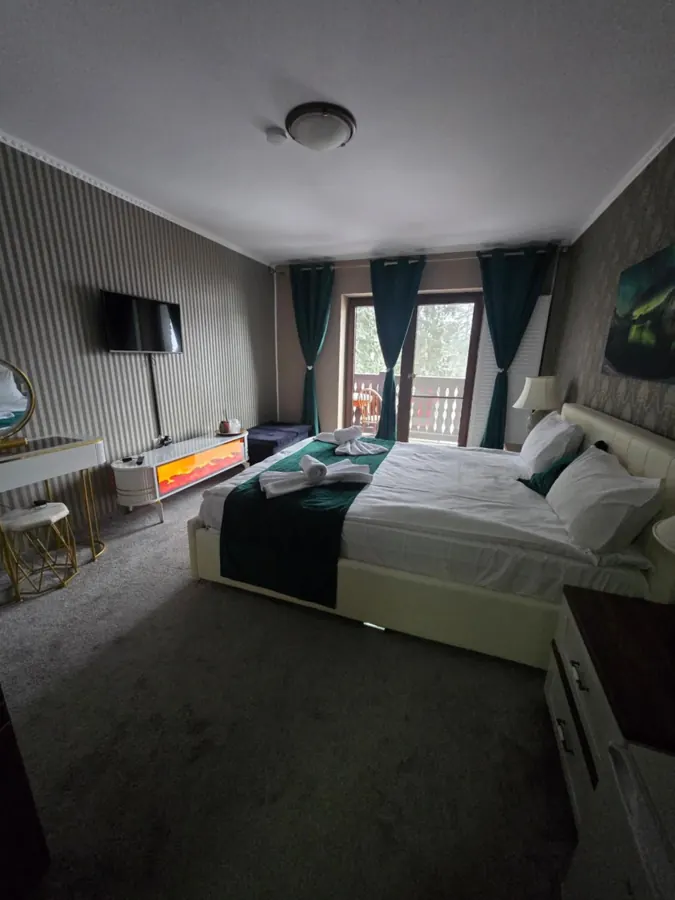 Cameră dublă Economy cu pat matrimonial și ușă spre balcon