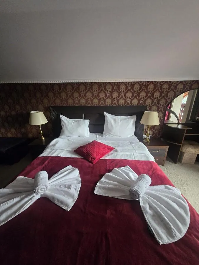 Cameră dublă cu vedere la munte, pat matrimonial cu cuvertură roșie